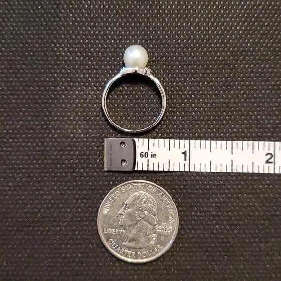 Macys Pearl 7MM and Diamond 14k White Gold Ring - Size 6 EUC